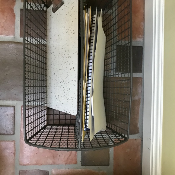 WIRE TWO COMPARTMENT BASKET WITH HANDLE - Picture 2 of 8